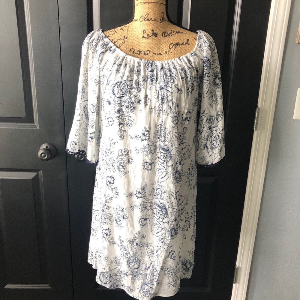 Lavender Sky Floral Dress size Medium White w/ Blue Flowers